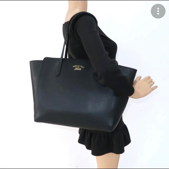 Gucci Handbags - Gucci swing Tote ❤️